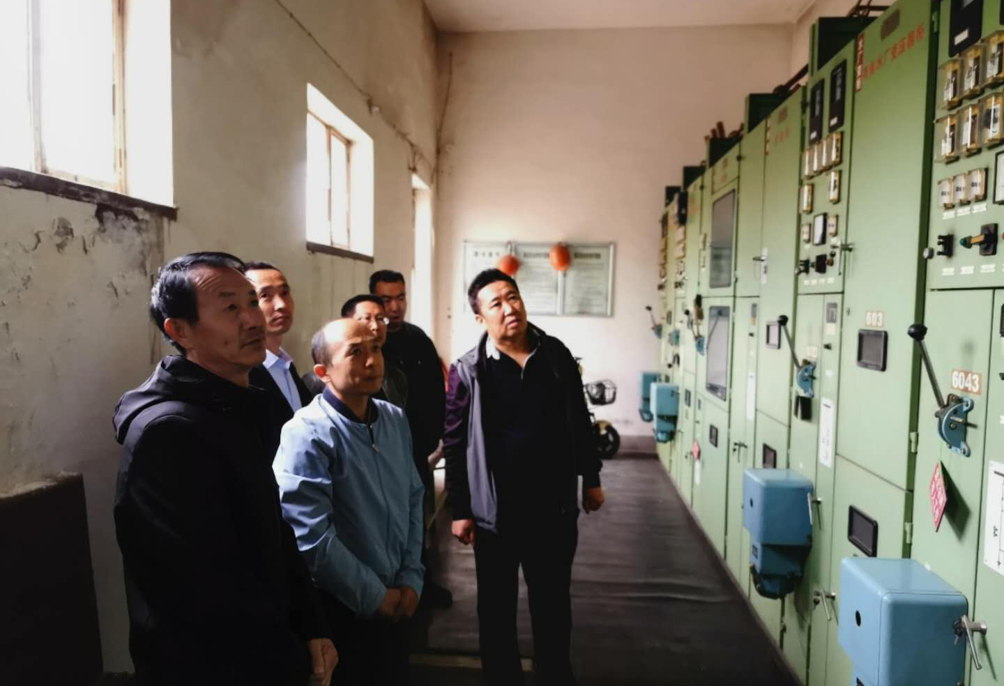 公司總經(jīng)理王建人在供水、污水生產(chǎn)一線開展...