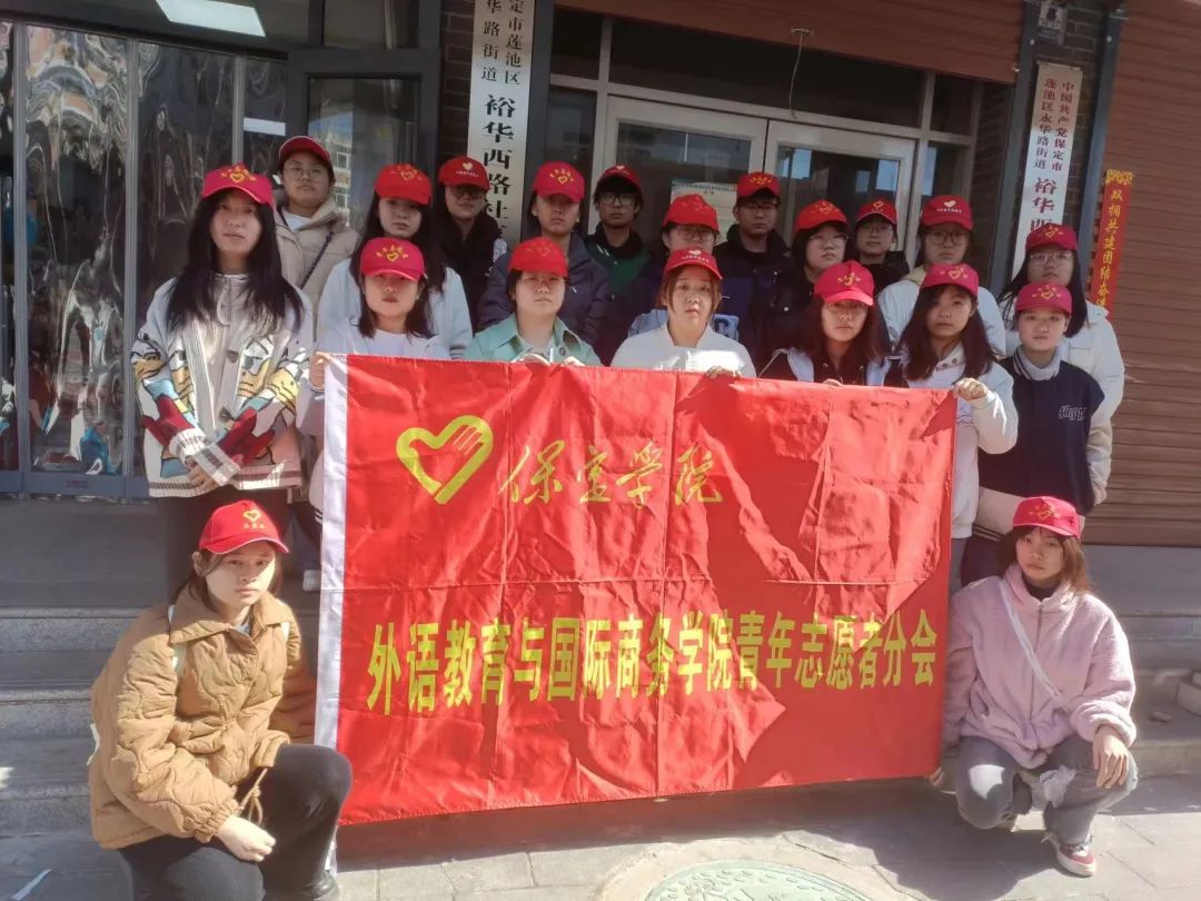 志愿者们齐心合力