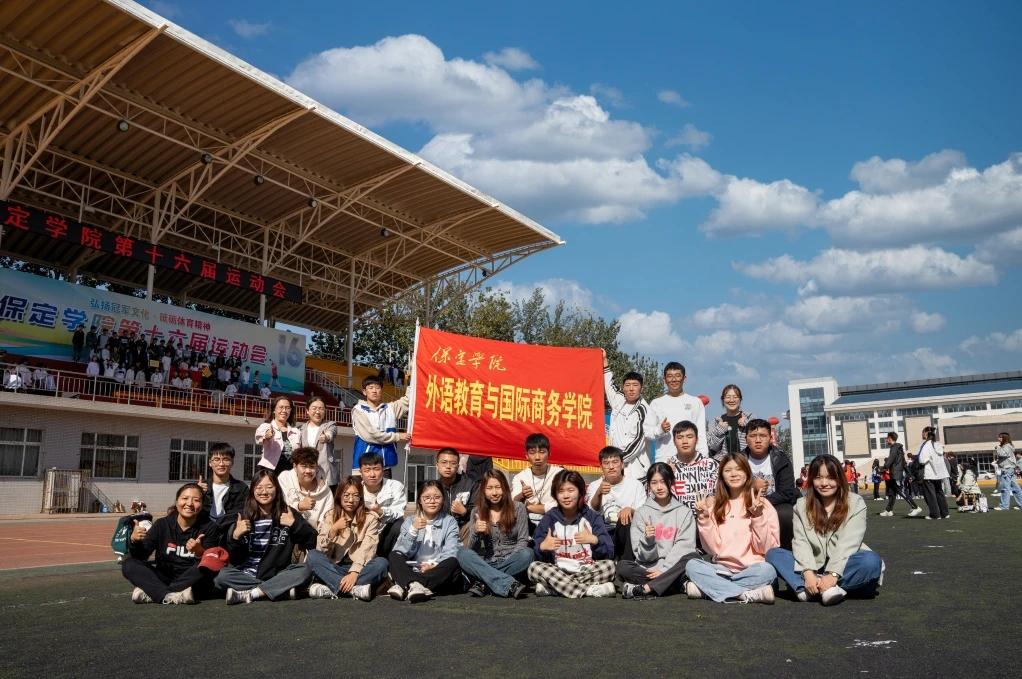 运动健儿们展现着顽强拼搏的意志