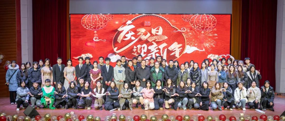 在欢快的歌曲串烧与激情四溢的舞蹈中